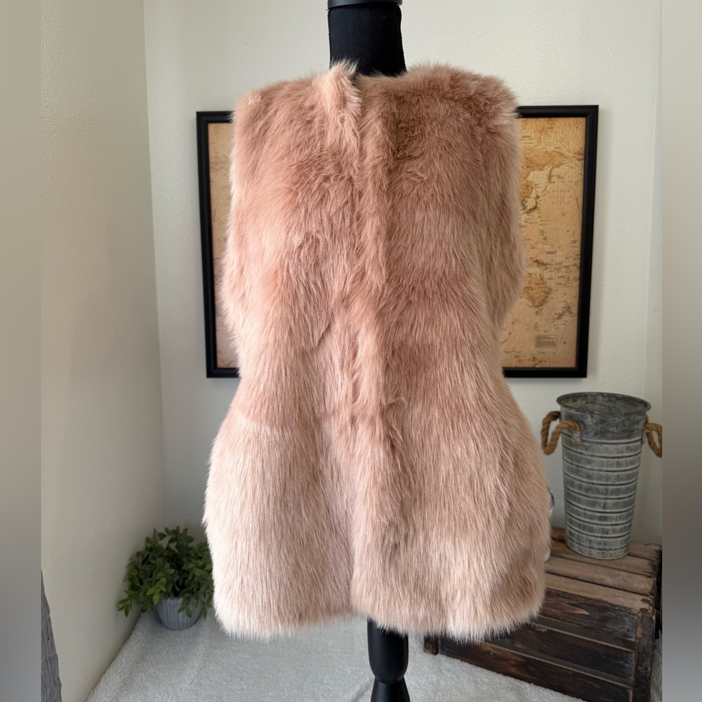 ๐ฆ SOLD - Bagatelle faux fur vest - Picture 2 of 10